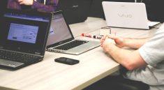 Laptops, meeting, businessmen — Maximizing Profits with Futures Trading Discounts