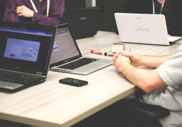 Laptops, meeting, businessmen — Maximizing Profits with Futures Trading Discounts